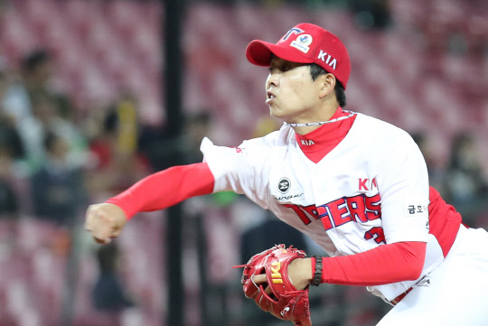 무실점 호투 이어가는 임기영      (광주=연합뉴스) 박철홍 기자 = 7일 오후 광주-KIA 챔피언스필드에서 열린 프로야구 한화 이글스와 KIA 타이거즈 경기 7회 초까지 KIA 선발 임기영이 무실점 호투를 이어가고 있다. 2017.6.7      pch80@yna.co.kr  (끝)